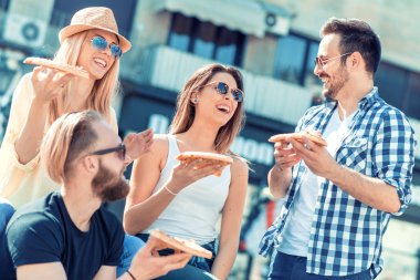 Arkadaşlar kendi dilim pizza alarak