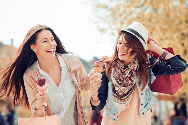 Joven womem disfrutando de compras — Foto de Stock