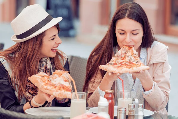 Lányok pizzát eszik egy szabadtéri kávézóban — Stock Fotó