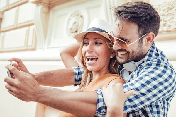 Glückliches junges Paar macht Selfie — Stockfoto