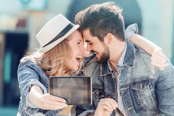 Happy young couple taking selfie — Stock Photo, Image
