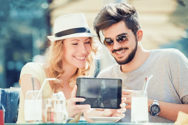 Pareja tomando selfie — Foto de Stock