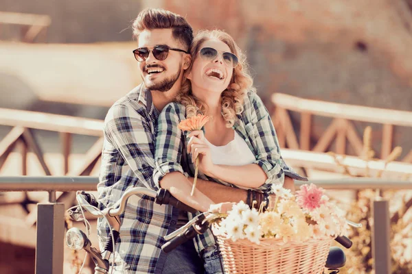 Pareja joven que va a dar un paseo en bicicleta — Foto de Stock