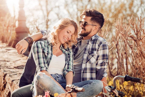 Jovem casal vai para um passeio de bicicleta — Fotografia de Stock