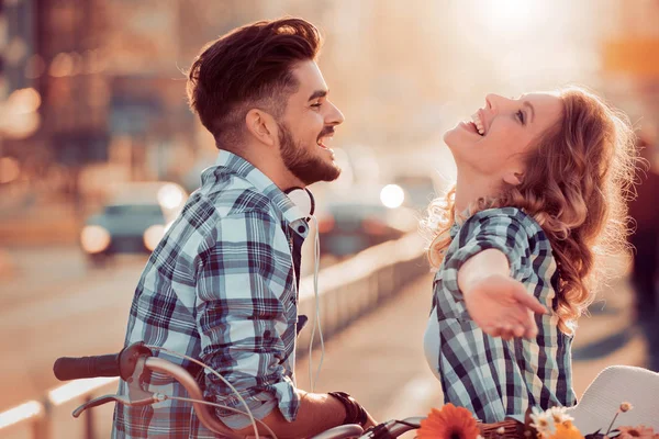 Mladý pár bude pro jízdu na kole — Stock fotografie