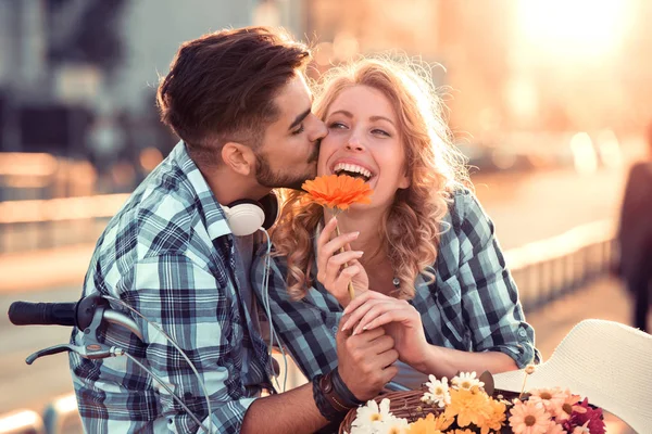 Pareja joven feliz en la ciudad — Foto de Stock