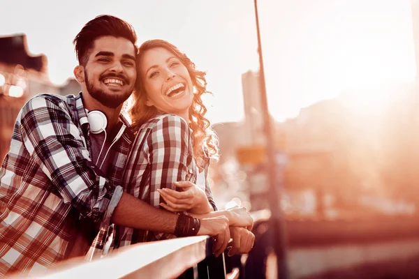 Счастливая молодая пара в городе — стоковое фото