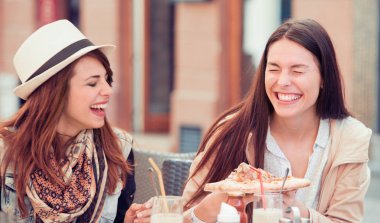Pizza ile iki genç mutlu kadın