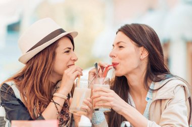 Bir kafede oturan iki güzel genç kızlar