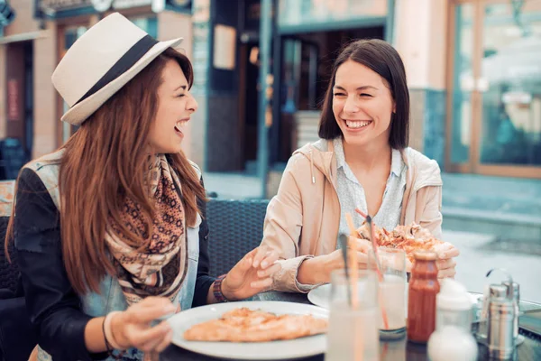 ピザと 2 人の若い幸せな女性 — ストック写真