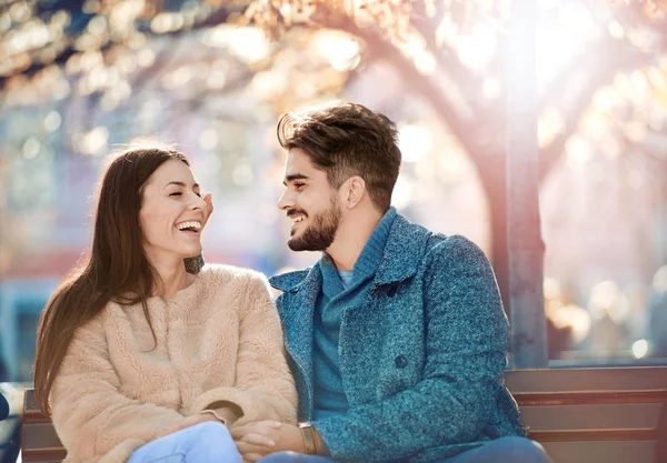 Paar in de natuur — Stockfoto