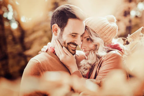 Casal feliz desfrutando no belo dia de outono — Fotografia de Stock