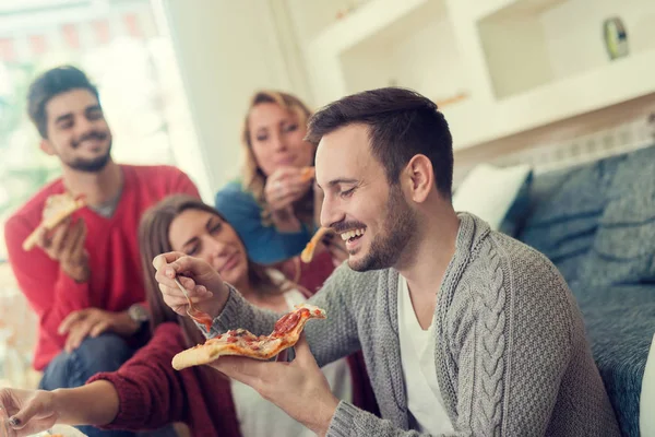 Přátelé a pizza — Stock fotografie