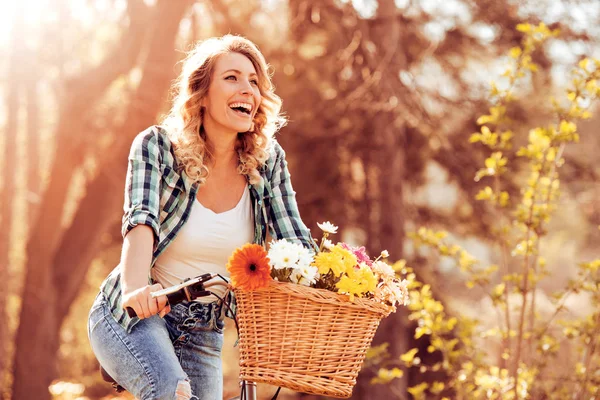 Mooie vrouw met een fiets — Stockfoto