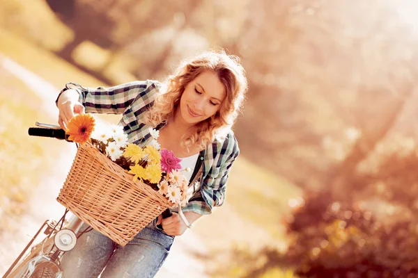 Bella donna in bicicletta — Foto Stock