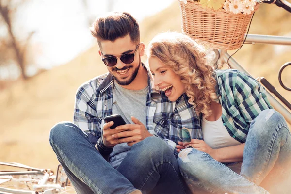 Feliz pareja joven en el parque — Foto de Stock