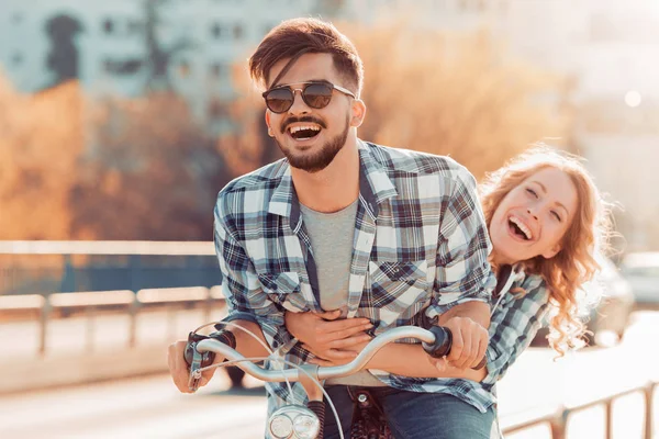 Pareja montar en bicicleta y divertirse — Foto de Stock