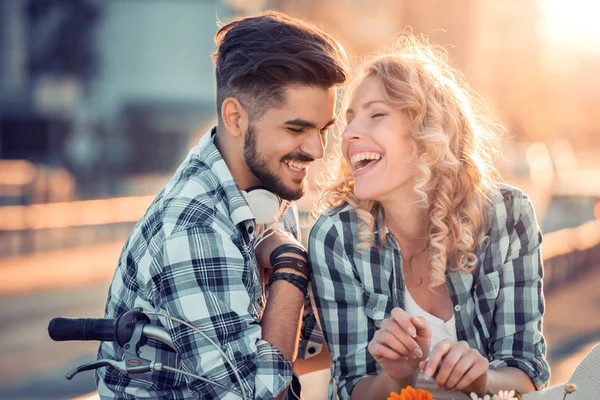 Paar fährt Fahrrad und hat Spaß — Stockfoto