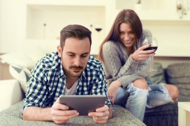 Genç çift yatakta yatıyor.