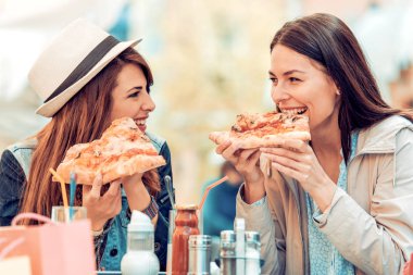 İki kadın cafede eğleniyor