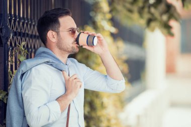 İş adamı kahve içiyor.