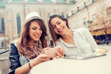 genç kızlar selfie yapma