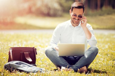 neşeli genç işadamı