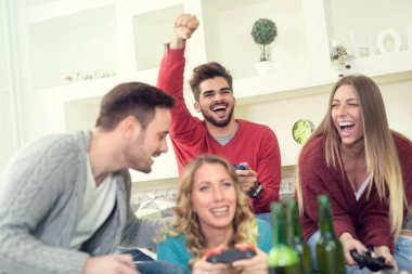 Video oyunları oynarken arkadaş grubu 