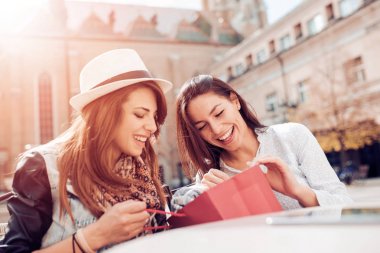 Alışveriş sonra kafede oturan iki kadın