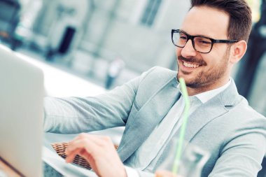 dizüstü bilgisayar kullanan yakışıklı genç