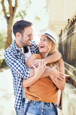Şehirde mutlu genç bir çift