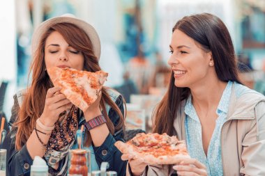 İki kadın cafede eğleniyor