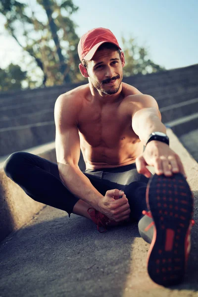 Jovem jogger masculino fazendo treino — Fotografia de Stock