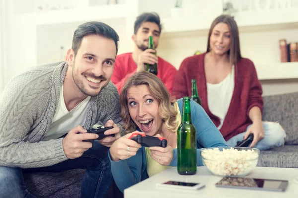 비디오 게임 하는 친구의 그룹 — 스톡 사진