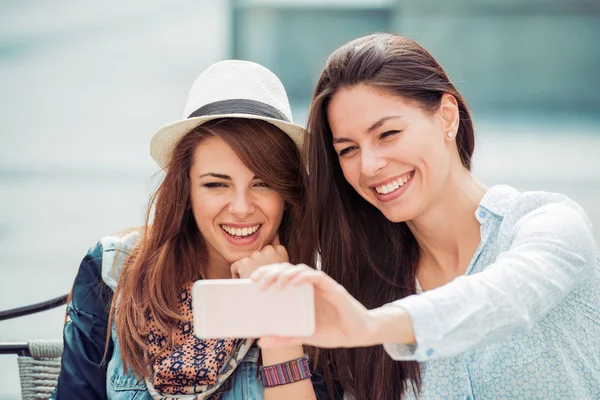 Meninas fazendo selfie — Fotografia de Stock