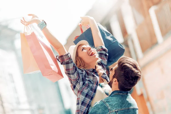 Bella coppia godendo lo shopping — Foto Stock