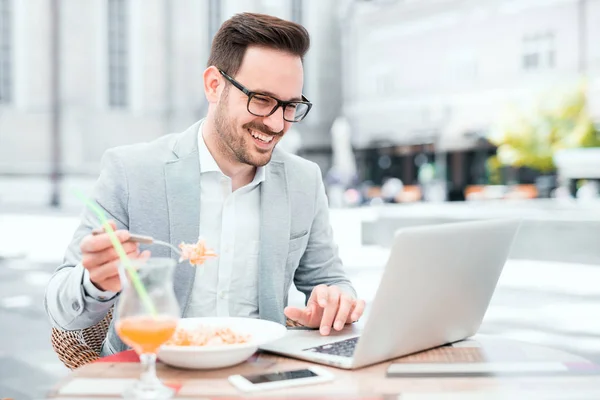 Бизнесмен обедает с салатом — стоковое фото