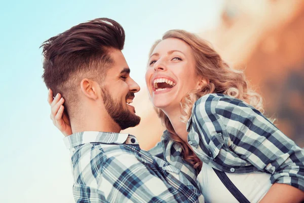 Счастливая пара веселится — стоковое фото