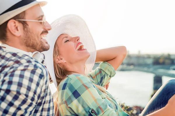 Joyeux jeune couple dans la ville — Photo