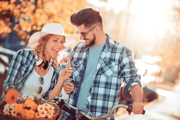 Pareja montando en bicicletas — Foto de Stock