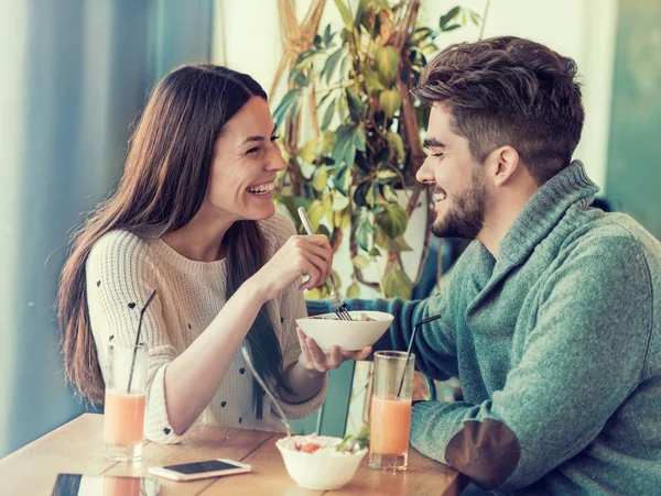 快乐的年轻夫妇吃早餐 — 图库照片