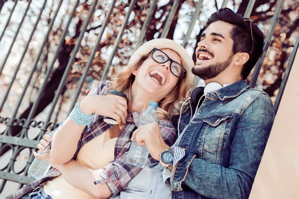 Joven pareja en amor al aire libre — Foto de Stock