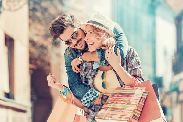 Jeune couple heureux avec sacs à provisions — Photo