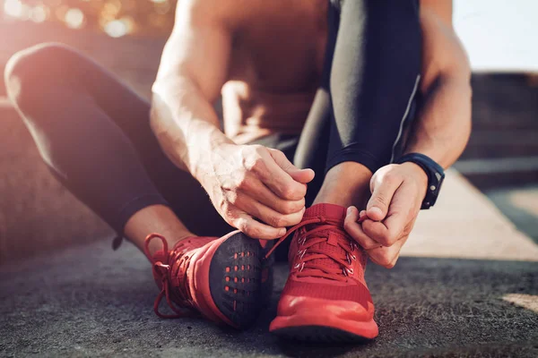 Homem amarrando sapatos de corrida — Fotografia de Stock