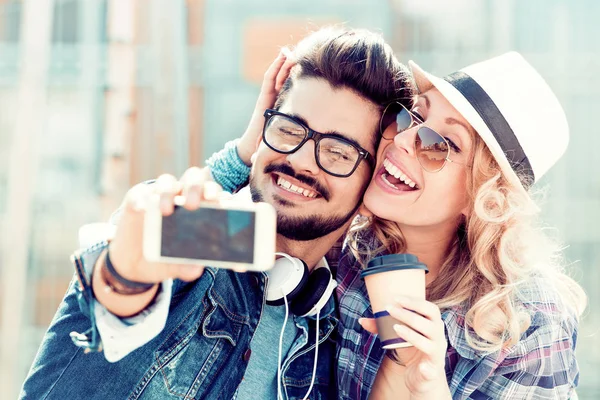 Pareja joven tomando una selfie — Foto de Stock