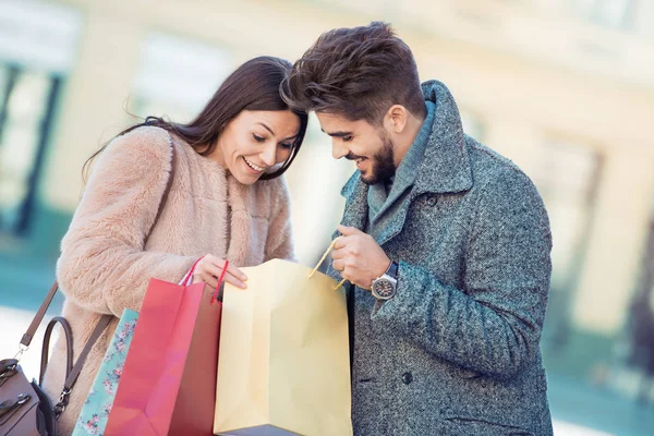 Hermosa pareja disfrutando de compras —  Fotos de Stock