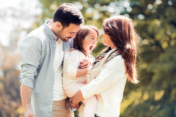 Familia feliz divirtiéndose al aire libre — Foto de Stock