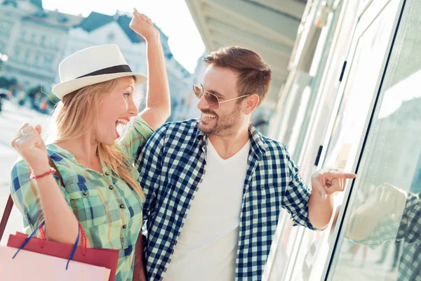 Hermosa pareja disfrutando de compras —  Fotos de Stock