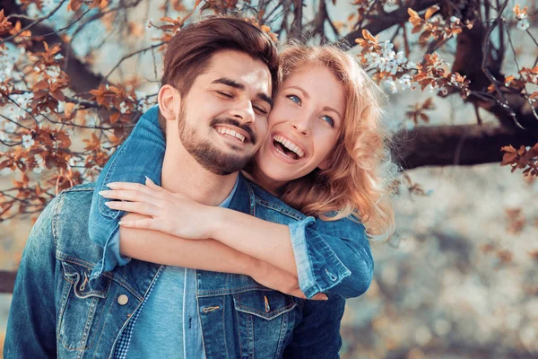 Pareja joven enamorada — Foto de Stock