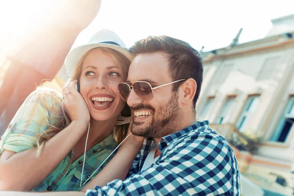 Couple heureux avec écouteurs — Photo